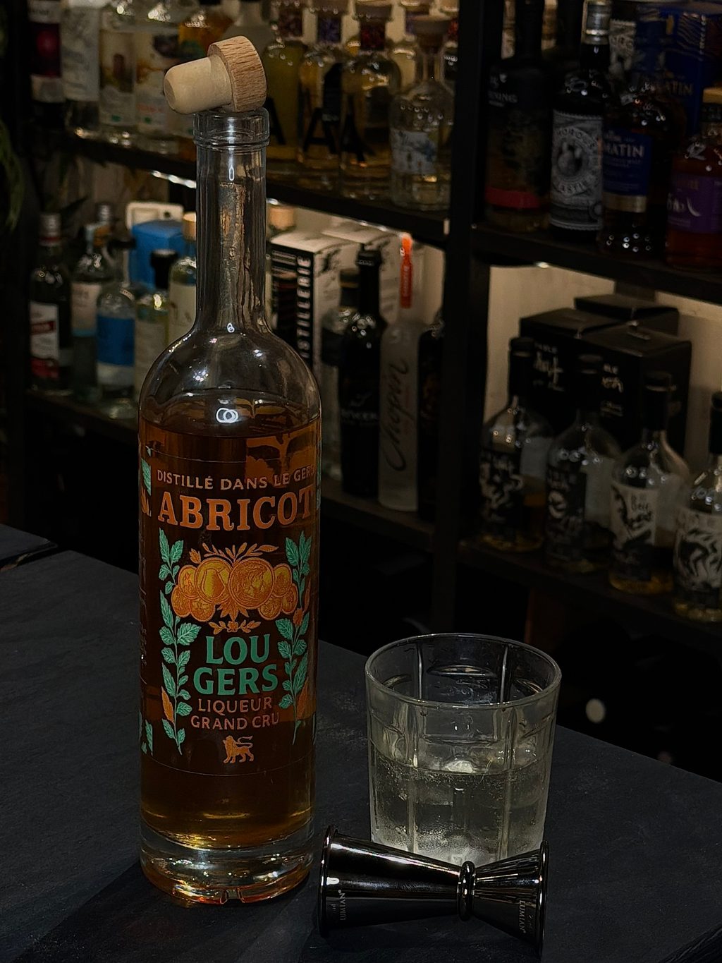Lou Gers Abricot servie au comptoir, verre et doseur